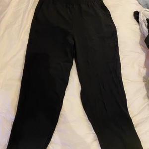 Lindex byxor strl 38 - Svarta ”flowiga” byxor Lindex. Ganska korta i modellen. Skulle säga att dom passar strl 34-38.