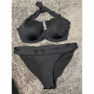 ❤️ - ❤️ storlek: överdel: 80C underdel:40 ❤️ 50kr