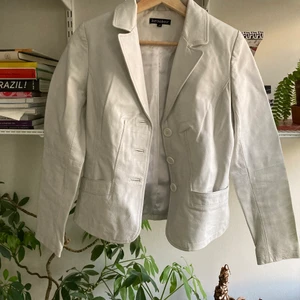 Vit skinnkavaj broker 34-36 - Hej! Säljer en superfin vit kavaj i skinn, st 34. Utmärkt skick och ovanlig. 