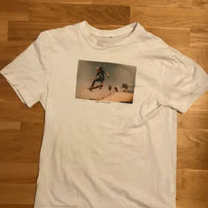 Tshirt med tryck - Tshirt med coolt tryck. Lappen är borta men skulle säga storlek S. 
