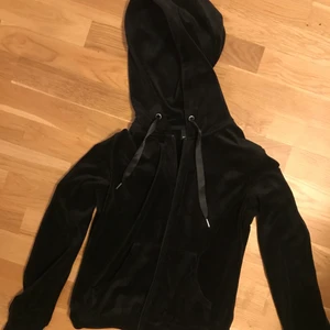 Sammet kofta Gina Tricot - Munkjacka/kofta från Gina Tricot i jättenice sammetsmaterial. Storlek S. 