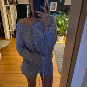 Pyjamas - Jättenajs pyjamas som ej är struken på bilderna! Lågmidjade shorts, settet år i storlek M men passar xs-m! Inga defekter😍