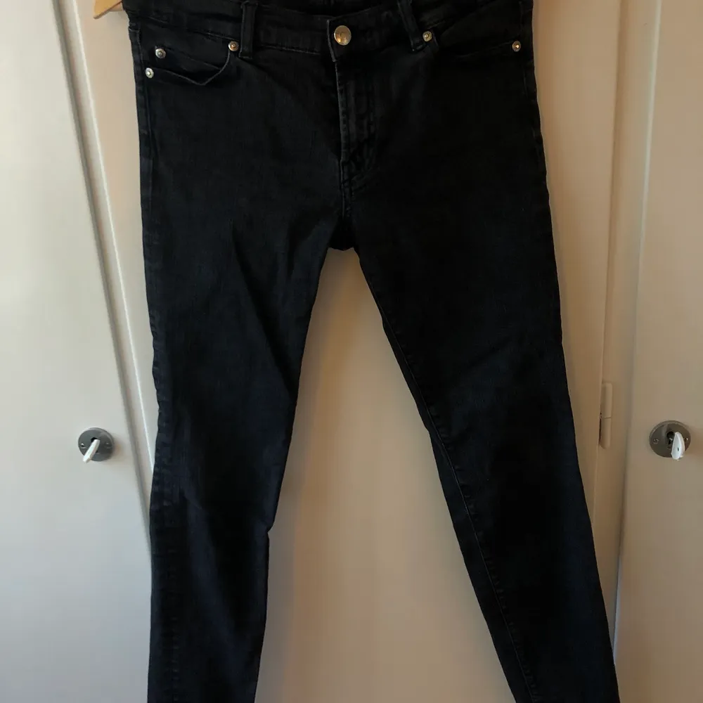 Väldigt fina Hugo boss jeans, köpta second hand men i fint skick. väldigt fin washed out svart färg. Är i strl 27/32 men är lite förkorta för mig som är 170. Jeans & Byxor.