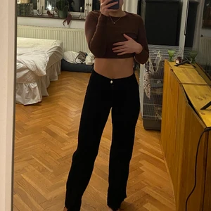 Svarta Manchesterbyxor - Säljer dessa superfina manchesterbyxor i rak modell. Klippta till min längd. Är ca 160 cm lång och dessa går ner till golvet!  