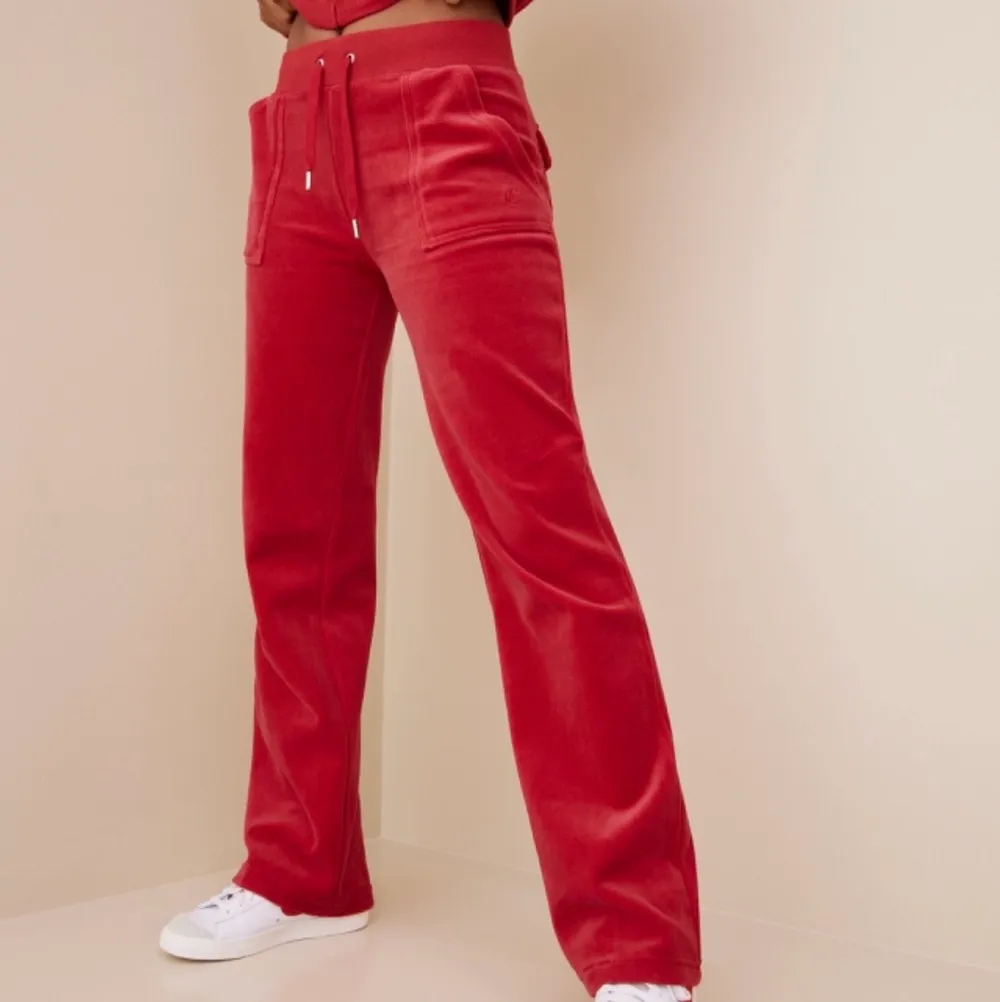 Söker juicy couture byxor i röd(kan också va grå,brun elr blå) för runt 400-600kr. Jeans & Byxor.