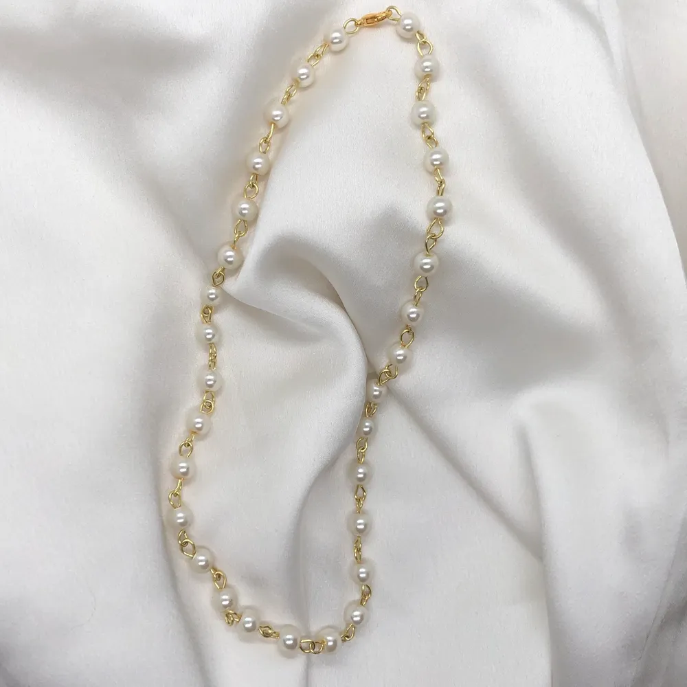 Ett otroligt vacker halsband gjort av glaspärlor och koppartråd! Så enkelt att styla med allt! Denna är en stor favorit i min garderob. Halsbandet är ca 40cm lång. Frakt tillkommer på 13kr. 💚. Asusteet.