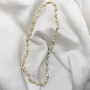 Ett otroligt vacker halsband gjort av glaspärlor och koppartråd! Så enkelt att styla med allt! Denna är en stor favorit i min garderob. Halsbandet är ca 40cm lång. Frakt tillkommer på 13kr. 💚