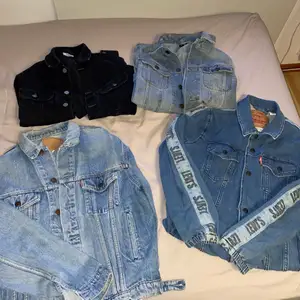 1. Svart Leejacka, Herr small, bra skick, 200kr  2. Ljusblå Leejacka, dam S, bra skick, 200kr      3. Levis, herr M, vintage med slitningar, 400kr                                     4. Blå Levis med stripes, herr M, oanvänd, 300kr  Kolla gärna mina andra annonser, samfraktar