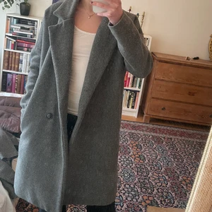 Grå kappa - En grå kappa, varm och perfekt för vinter eller vår! 