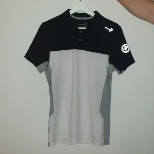 Pelle p  - Ny Pelle P tröja, köpt som julklapp men passade inte. Snygg och stilfull till båtsemester, varma dagar i solen eller som sporttröja då materialet är i sportmaterial. Frakt är inte inräknat i priset 