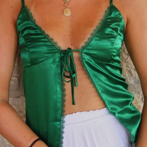 Knyttopp - Så söt knyttopp i siden från märket Minka Dink London💚 Storlek M men är väldigt liten i storleken så skulle snarare passa en XS - S. Helt oanvänd då den var för liten för mig💚