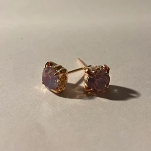 Örhängen - Silverörhängen med rosa kristaller och gulddetaljer.