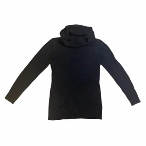 Tröja med krage - Svart cool tröja med krage i stickat material, fint skick! 🤍 DM vid frågor osv! 