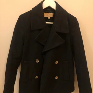 Michael Kors kappa  - Nypris 4000. Fodret på innersidan har spruckit men inget som syns.  Älskar denna men den är tyvärr lite för liten på mig. 