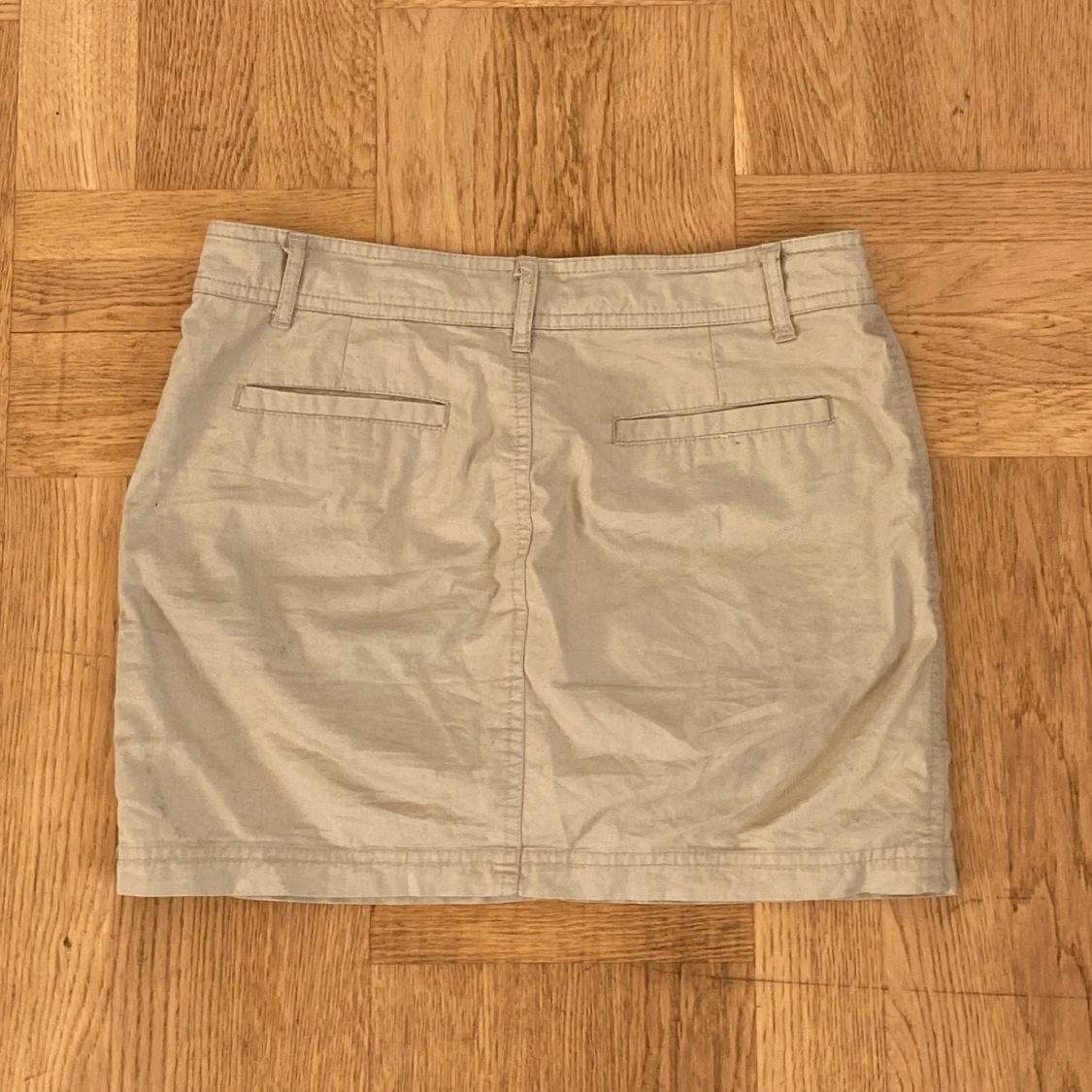 Lågmidjade beige kjol - 90