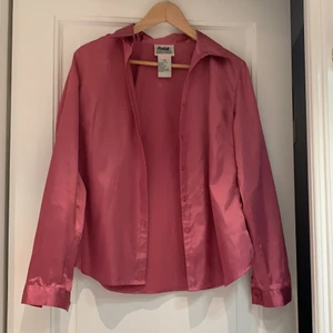 Rosa glansig skjorta i satin - Så snygg skjorta, vintage! Så fin rosa färg, snyggare IRL! Se sista bild på reva/snöre som går att fixa. 