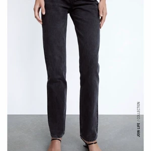 Zara jeans - Intressekoll på mina zara jeans i storlek 34! Använd fåtal gånger! Nypris 359kr och är slutsålt på hemsidan! Vid frågor eller fler bilder kom privat! Köpare står för frakt!💓