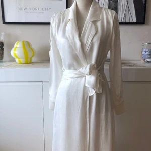 Oanvänt &other stories superfin klänning - Helt ny exklusiv klänning från & Other stories, lappar kvar  Strl 38, liten i storlek Otroligt lyxig känsla i tyget, ger ett fint fall på klänningen Knäpps på insidan med tre knappar, och kan justeras i storleken Knytband för att få till den fina midjan  Dyr i inköp