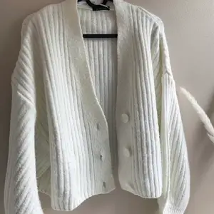 En stickad tröja från Gina Tricot som köptes för väldigt länge sen men inte använd så mycket alls. Säljer den då jag inte använder den längre och tror att någon annan skulle få bättre användning för den. 🚫lånade bilder från en annan på plick, sista bilden är min🚫 slutsåld på hemsidan