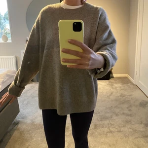 Uniqlo stickad tröja - Säljer nu denna stickade tröja från uniqlo. Storlek XL men sitter snyggt oversized på mig som är S. Lite nopprig men annars fint skick!