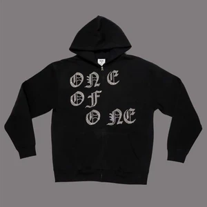 One of One SÄLJER BILLIGT -  SÄLJER BILLIGARE EN FAST PRIS VID SNABB AFFÄR——————————————————————————————-                                                              SÄLJER min One Of One BLACK OG ZIP hoodie som inte har några fel alls på den och sitter bra!  Storleken är: Large och jag har small/medium men viker upp den lite så den sitter perfekt
