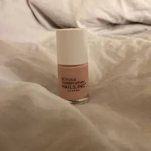 Ett helt oanvändt nagelack som är från Nails.Inc jättefin rosa färg. Säljer pga använder inte rosa nagelack❤️