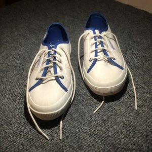 Sneakers - Säljer mina snygga sneakers som jag fått i present, då de är lite stora för mig och därför aldrig använts. Något stora i storleken. Nypris ca 700kr. 