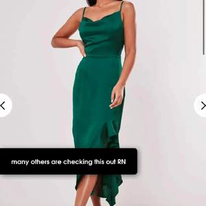 Grön klänning från Missguided! Säljer den då den var för stor. Klänningen är 70 cm I midjan och nyskick! Tyget är shiny i siden effekt. Super fin! Bilderna är lånade från förra säljaren.