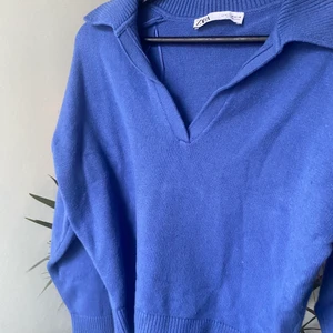 Stickad tröja från Zara  - Klarblå stickad tröja från Zara med krage, i stolek M. Använd en del men i bra skick!! Säljs inte längre. 