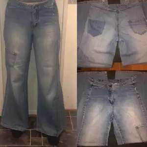 Säljer mammas KIT jeans från 2000-talet, sparsamt använda, för referens är jag 160cm på bilden med klackarna på, jeansen är lågmidjade med bootcut ✨Frakt +62kr✨