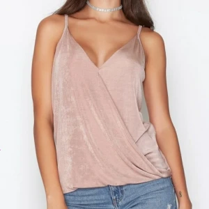 Topp - Otroligt fin topp köpt på Nelly, tyvärr för stor på mej