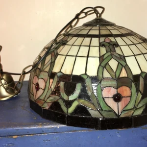 Tiffany-inspirert taklampe.  - Taklampe over et kjøkken-evt spisebord? 45cm diameter. 3 lyspærer. Tiffanylampe som ikke lenger passer interiørmessig hos meg - men den er kanskje noe for deg? 