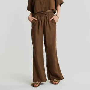 Bruna linnebyxor - Bruna linnebyxa från Gina Tricot som är oanvända. Storlek 34 men upplever de ganska stora så passar nog 36 med.