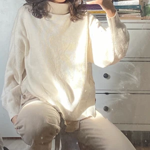 Vit stickad polotröja  - Vit stickad polotröja med slits som är såå söt och trendig och passar till allt🤍