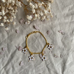 Armband  - Armband med berlocker super fin enkel i guld färg ! Frakten ligger på 14kr 💗💗💗💗