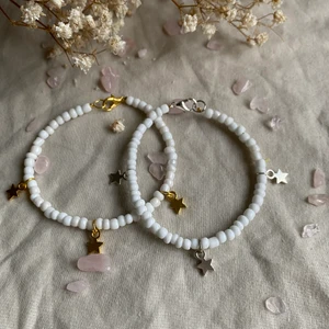 Armband  - Armband vita pärlor stjärnorna finns både i guld och silver ! Frakt tillkommer 14kr 💗💗