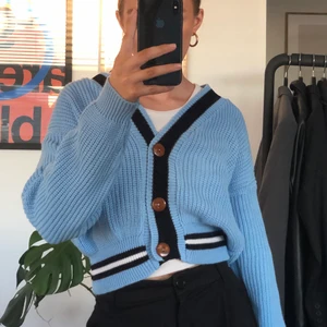 Blå stickad kofta  - Endast använd en gång. Perfekt kofta till våren! (Köpare står för frakten)