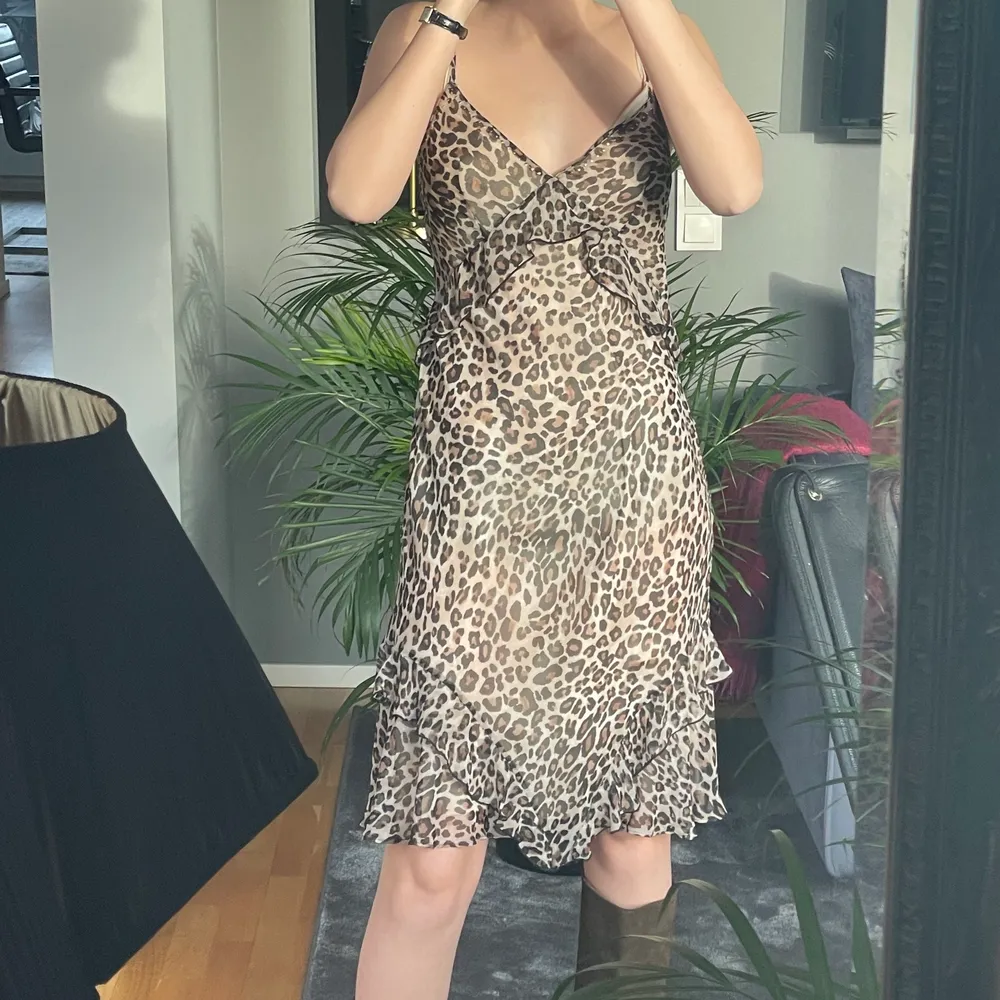 Jag säljer denna klänning från Vicktoria Secret, Den är knappt använd. Klänningen är i två delar, en nude underklänning och sen leopard klänningen. Dom sitter ihop men kan tas loss. Klänningen görs inte längre! . Klänningar.