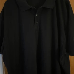 Oversized pikétröja  - Oversized svart pikétröja i storlek XL. Bara använd ett fåtal gånger av mig och fortfarande i bra skick! Bara att höra av sig vid frågor och funderingar!🥰