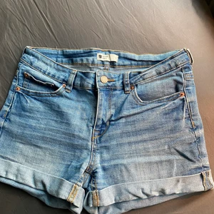 Jeansshorts  - Jeansshorts i en fin färg från Ginatricot, i str38💙 frakt tillkommer 