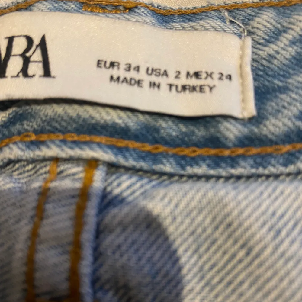 Zara jeans med hål. Storlek 34 och ofta använda men syns knappt. Går att styla riktigt snyggt.. Jeans & Byxor.