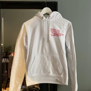 Hoodie - Skit snygg Hoodie från ett uf-företag. Une collective. Vit, står heartless i rött på framsidan. Inte kommit till användning för den är lite liten till mig. 