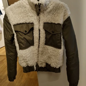 Bomber jacka - Jätte snygg jacka. Storlek 38 men är mer som 36