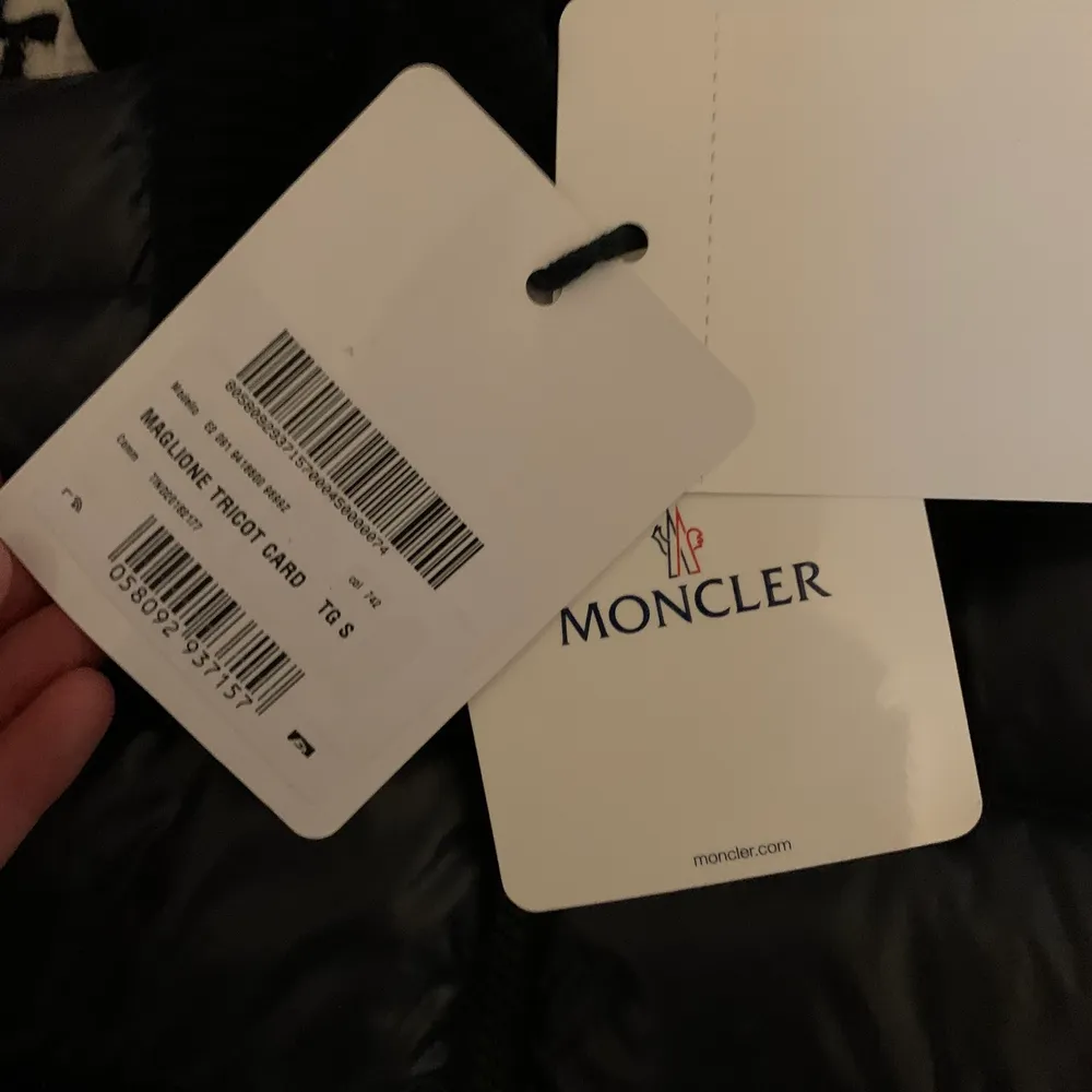 Moncler Tricolour zipper cardigan i nyskick: säljes för 5000kr nypris 8999kr, cond 10/10! . Jackor.