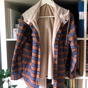 Rutig vårjacka - Stängs med knappar. Knappt använd. Frakt tillkommer.