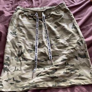 Xs - En väldigt bra Kjol som är väldigt mjuk och stretch sig har även resor midja och du kan bestämma midjan mjölk utav knytband är bra material och lagom längd.