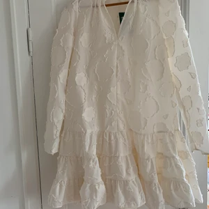 H&M klänning - Strl S. Helt oanvänd.