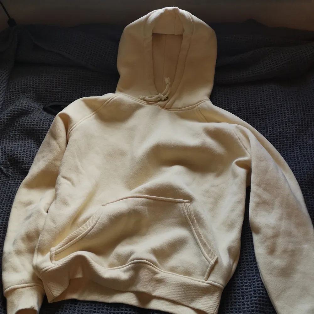 Gul basic hoodie i ett bra skick, typ ett halvår gammal och inte så jätte använd. St M. 150 kr+frakt. Hoodies.