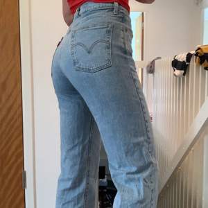 Säljer vidare dessa trendiga och sjukt snygga Levi’s byxor eftersom de va för korta för mig (jag är 170cm). Köpta här på Plick. W27 L27. Kan mötas upp i Helsingborg eller postas. PRIS KAN DISKUTERAS🥰