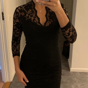 Svart spets-, festklänning  - Bra skick